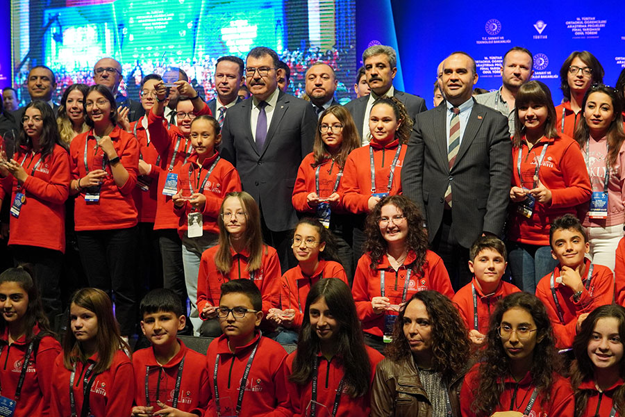 GENÇ BİLİM İNSANLARINA ÖDÜL YAĞMURU