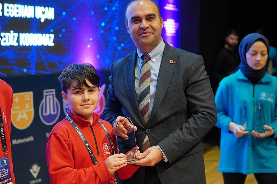 GENÇ BİLİM İNSANLARINA ÖDÜL YAĞMURU