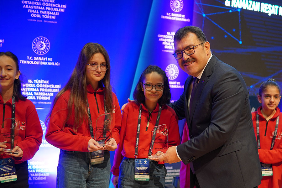 GENÇ BİLİM İNSANLARINA ÖDÜL YAĞMURU