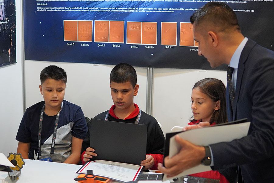 GENÇ BİLİM İNSANLARINA ÖDÜL YAĞMURU