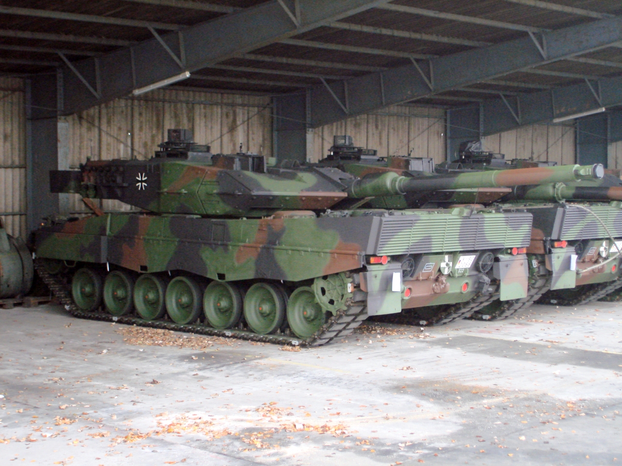 File:Leopard 2A6 with new smoke dispenser.jpg - Wikimedia Commons