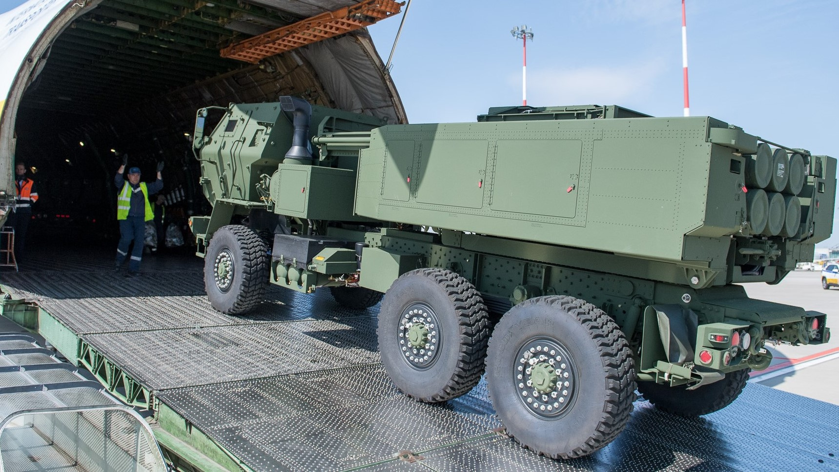 Polish-Himars-unloads-Antonov