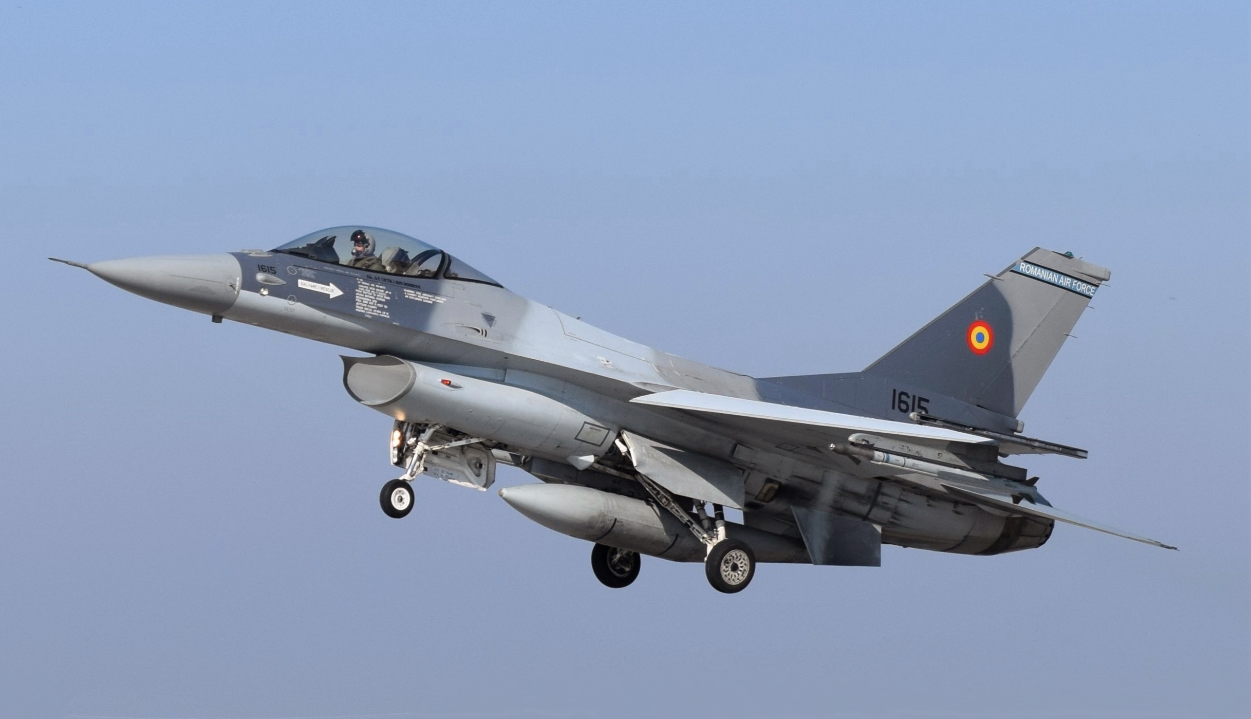 Romanian_F-16_Fighting_Falcon_lands_at_Borcea_Air_Base,_Romania