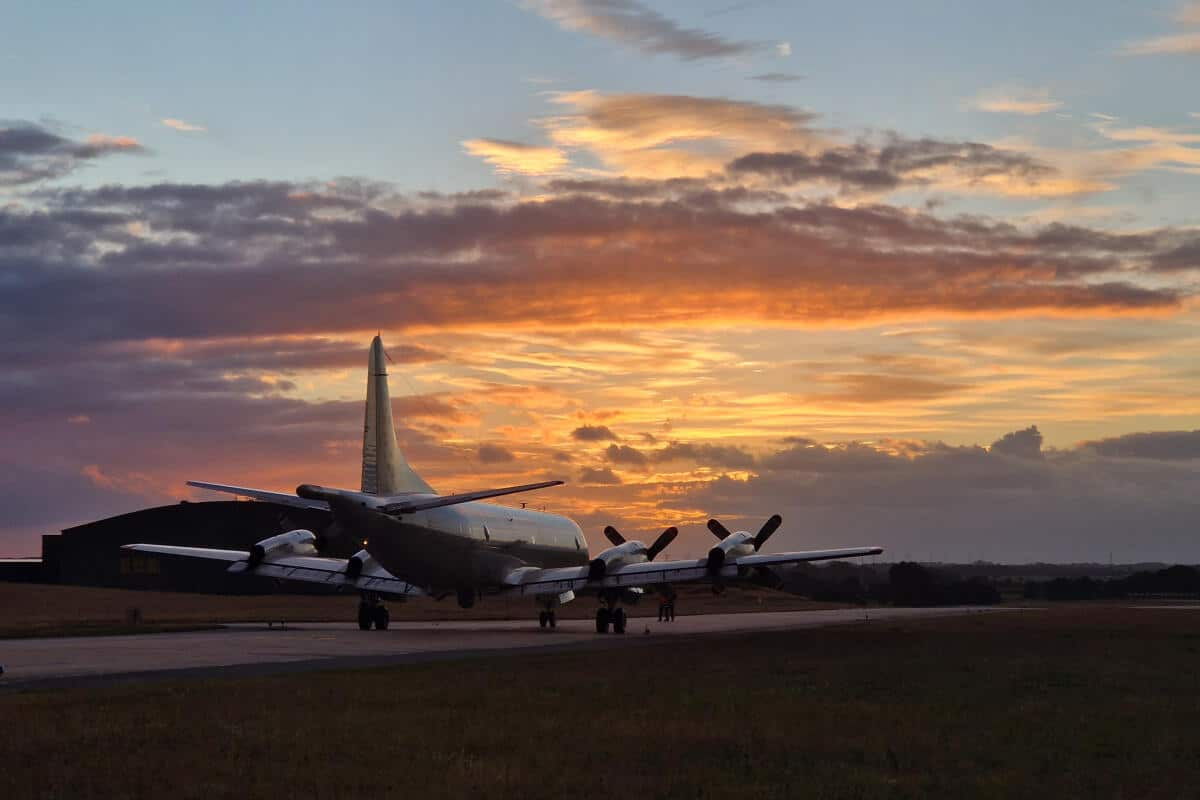 Seefernaufklarer-P-3C-Orion_Sonnenuntergang