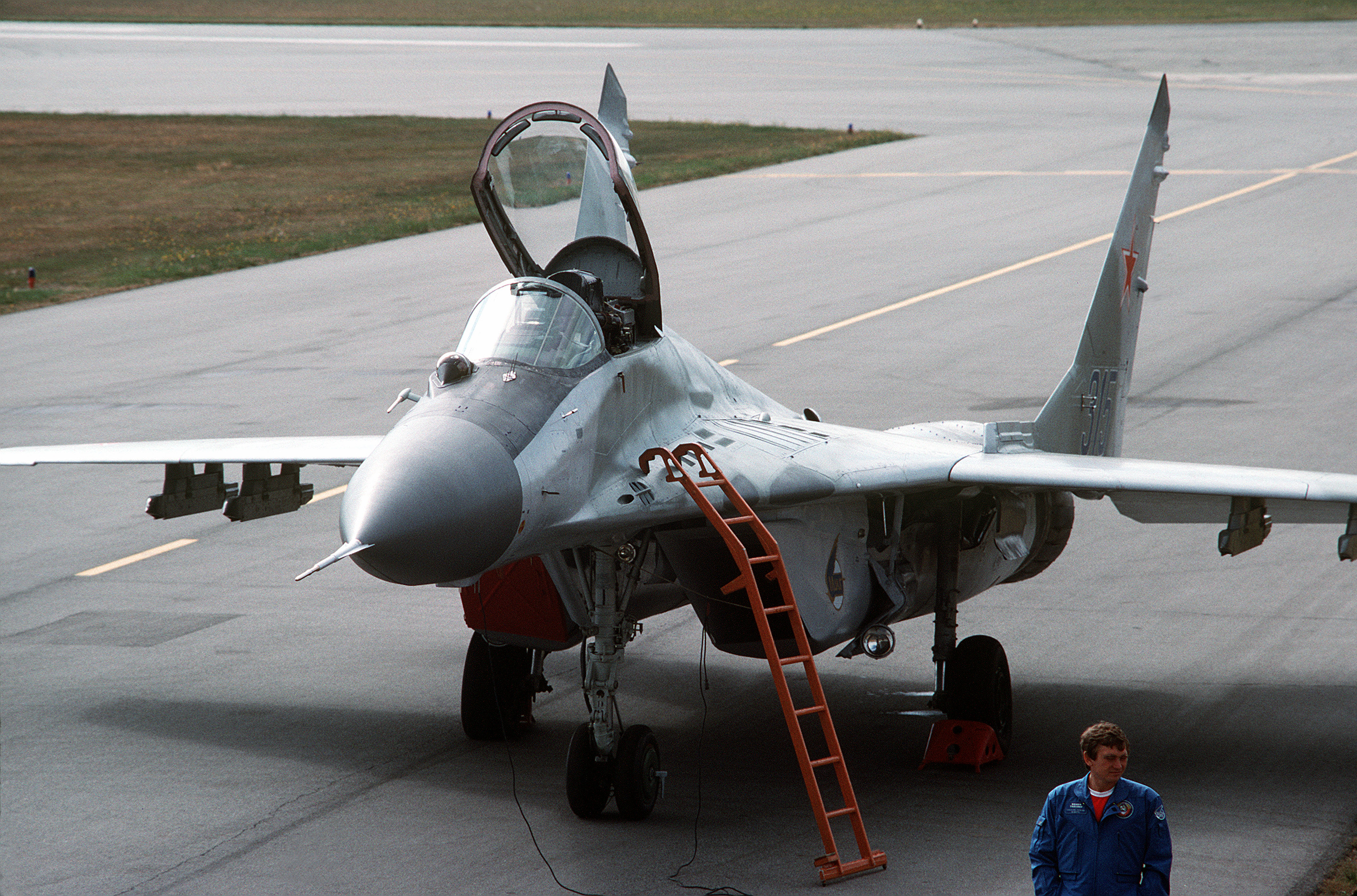 soviet_mig-29_df-st-99-04977 Mikoyan MiG-29 - Vikipedi