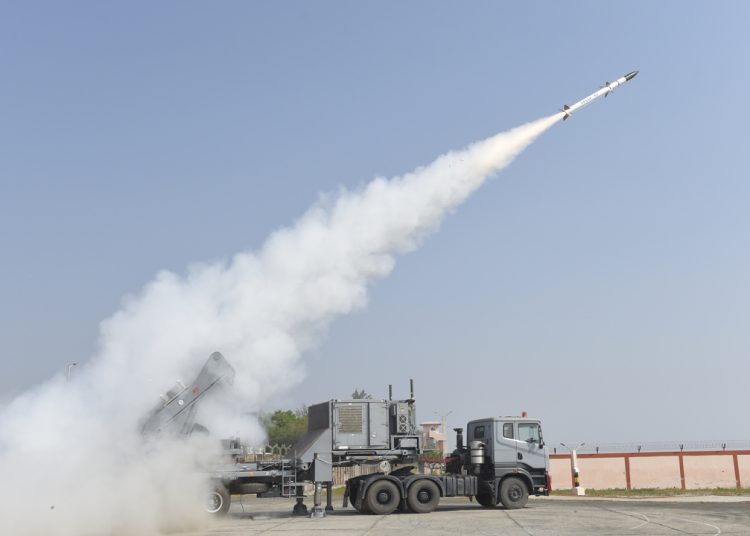 Hindistan, AKASH hava savunma füzelerini test ediyor