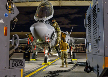 Unutulan el feneri ABD F-35 uçağında hasara neden oldu