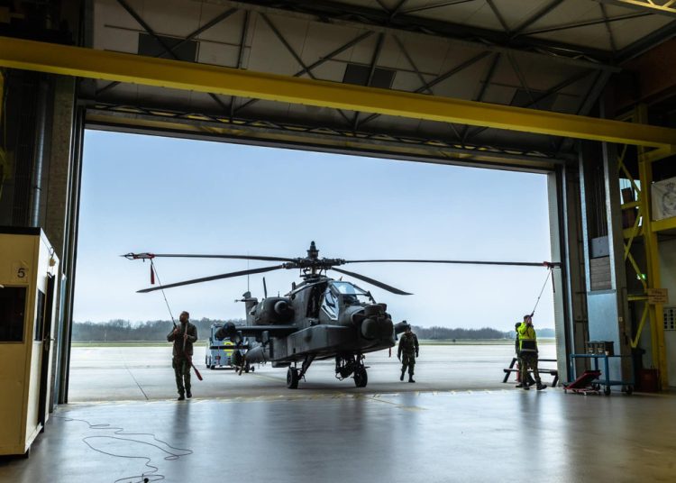 ABD’den Hollanda’ya yeni AH-64E Apache helikopteri teslimatı