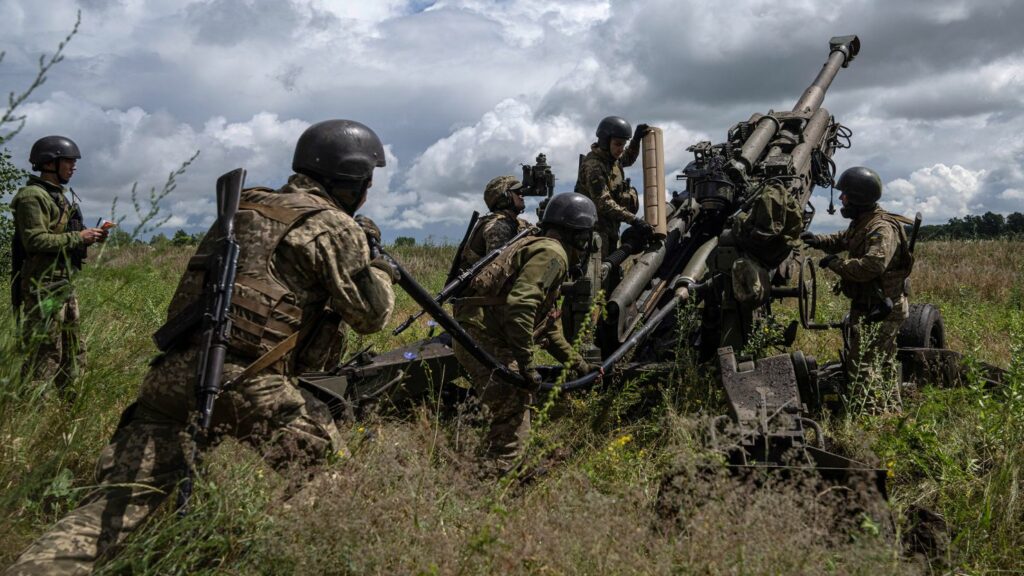 M777 obüs ve Ukrayna askerleri