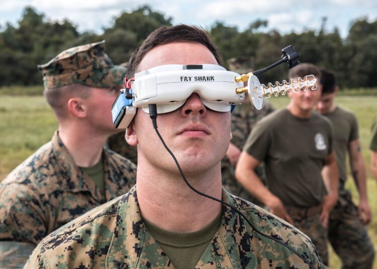 FPV insansız hava aracı kullanan ABD askeri personeli