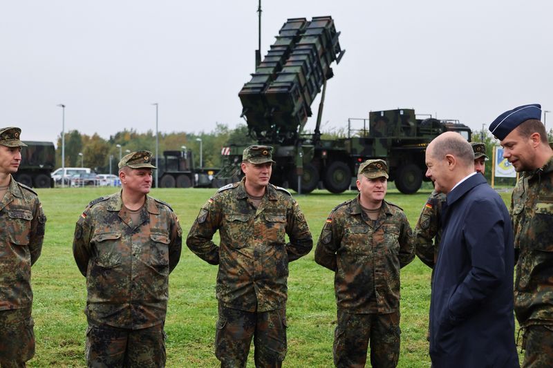 Almanya başbakanı Olaf Scholz Patriot hava savunma sistemini denetliyor