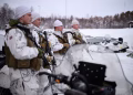 Görsel: A group of young national service soldiers listen as a press conference takes place at the Norway-Russia border on Feb. 19, 2025, near Kirkenes, Norway. (Photo by Leon Neal/Getty Images)