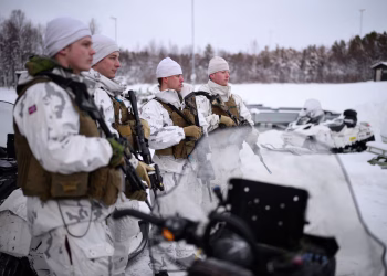 Görsel: A group of young national service soldiers listen as a press conference takes place at the Norway-Russia border on Feb. 19, 2025, near Kirkenes, Norway. (Photo by Leon Neal/Getty Images)