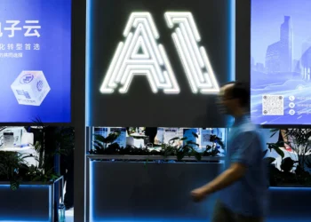 Görsel: A person visits the World Artificial Intelligence Conference in Shanghai on July 26, 2025. (Go Nakamura/Reuters)