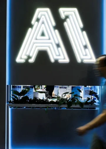 Görsel: A person visits the World Artificial Intelligence Conference in Shanghai on July 26, 2025. (Go Nakamura/Reuters)
